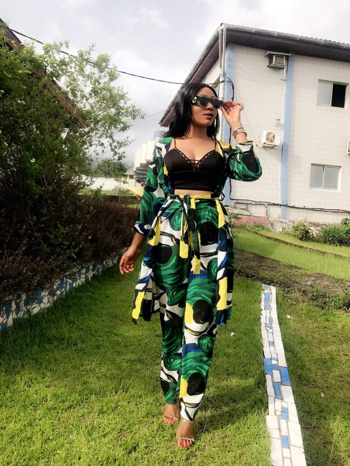 Actress Syndy Emade slays street style in top Cameroonian brand #streetstyle #syndyemade #oziinternational #cameroon